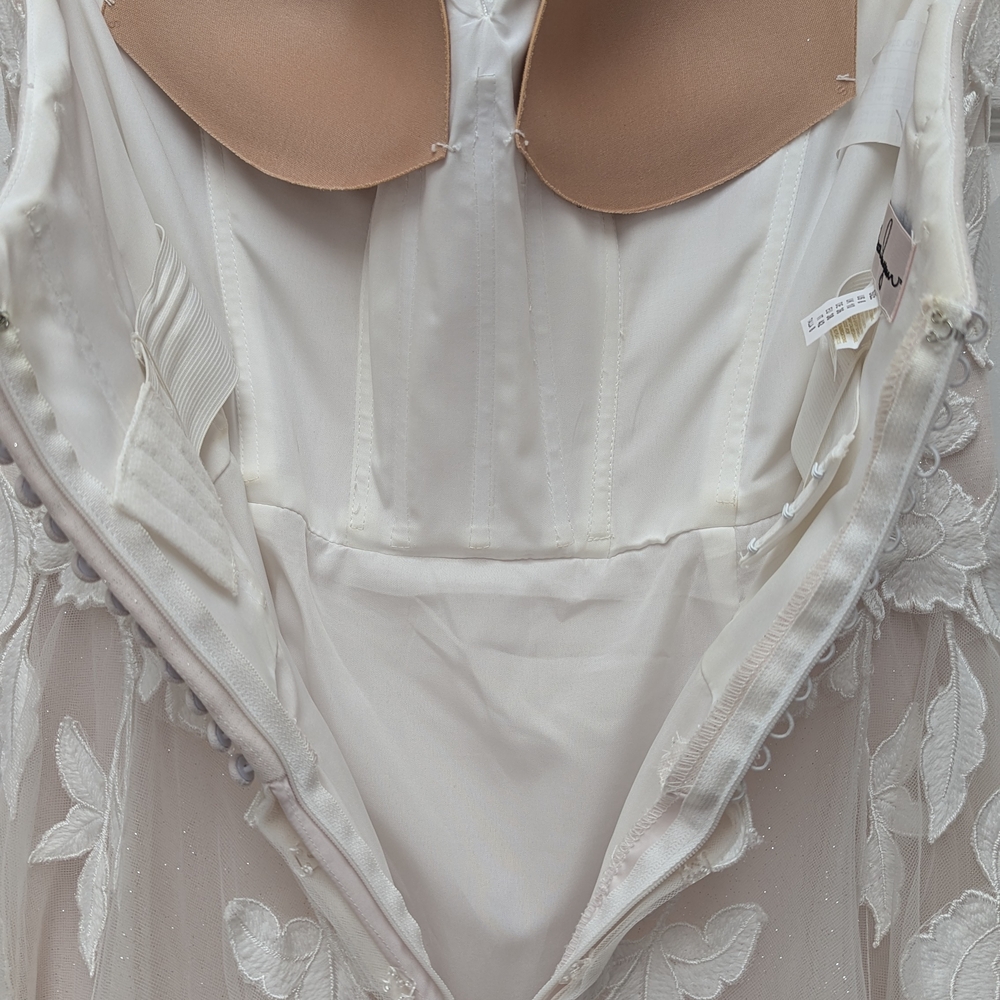 Maggie Sottero White and Cream Wedding Dress - Picture 4 of 6